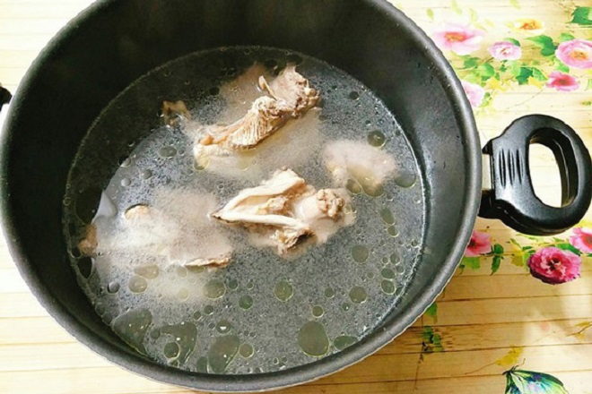 nấu nước dùng gà