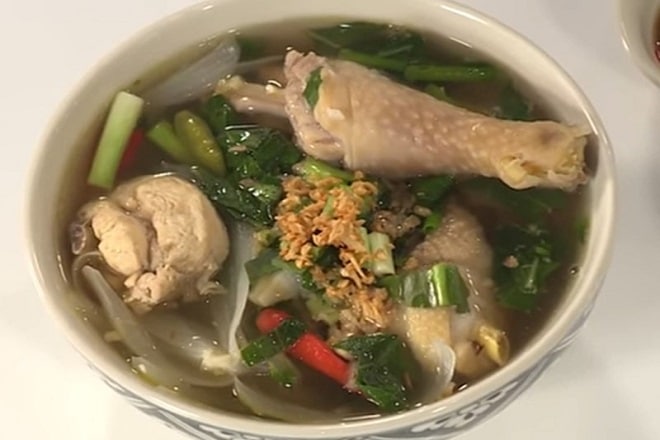 Cách nấu lẩu gà lá quế đơn giản