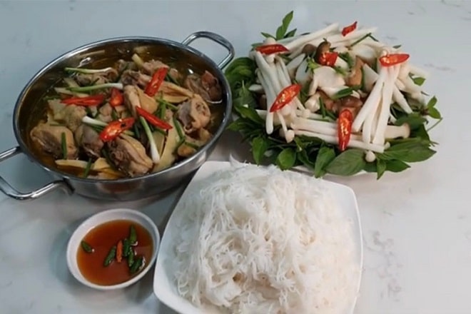 lẩu gà lá quế