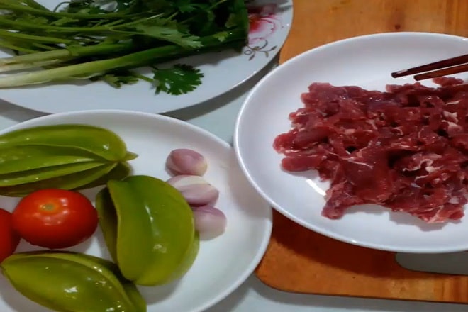 Cách nấu canh chua thịt bò với khế và dưa chua ngon nhất
