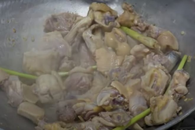 Cách nấu lẩu gà chanh ớt chua cay đổi vị cho ngày se se lạnh 12 Xào thịt gà