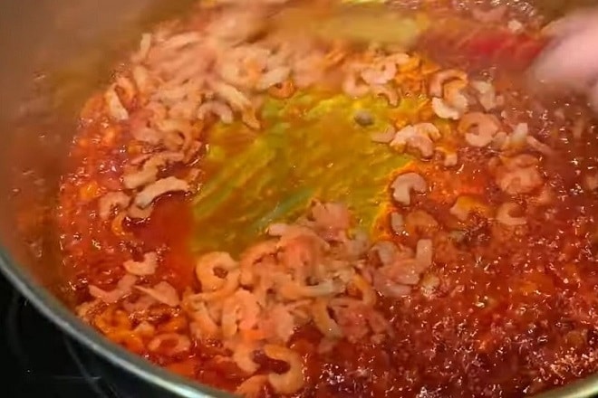 Xào tôm khô với mắm ruốc